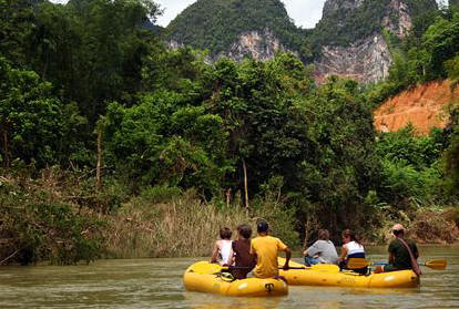 2 people take canoeing in Khao Sok's river.